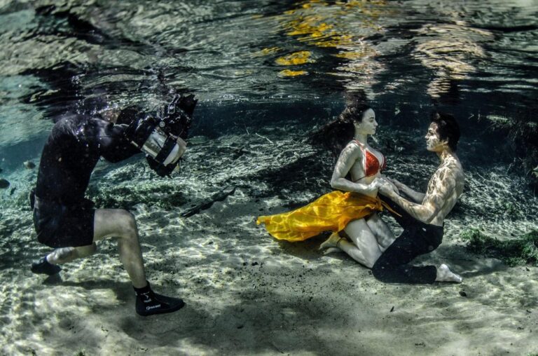 Fotógrafo faz ensaio com modelos debaixo d’água e usa caverna inundada como cenário em MS