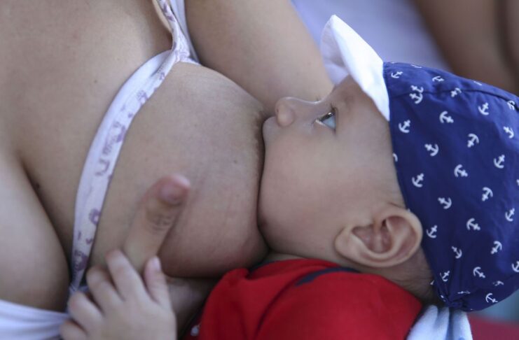 Brasília - Um grupo de mães brasilienses se reúne  para amamentar seus bebês simultaneamente, em público, e, com isso, chamar a atenção da sociedade para a importância do ato de amamentar (Valter Campanato/Agência Brasil)
