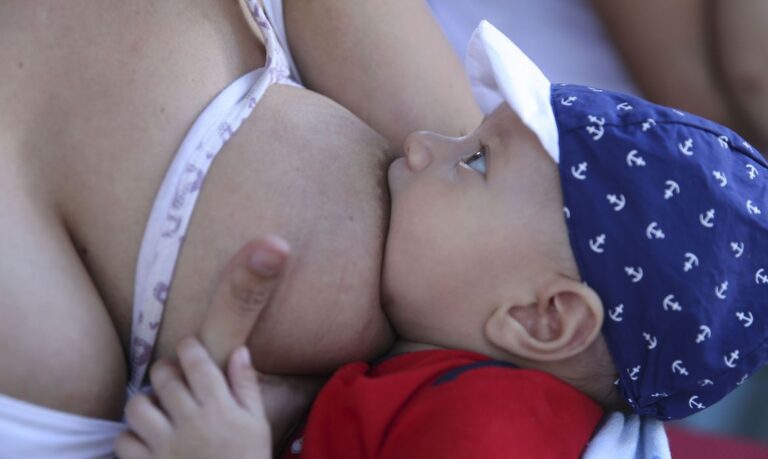 Covid-19: Anticorpos podem passar para bebês pelo leite materno
