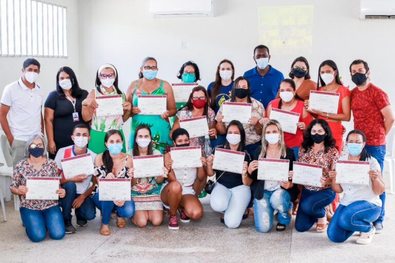 Prefeitura, em parceria com a FIOCRUZ e FUNESA, entrega certificados curso de aperfeiçoamento profissional em saúde