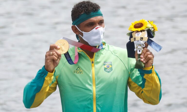 Isaquias Queiroz é ouro na canoagem de velocidade