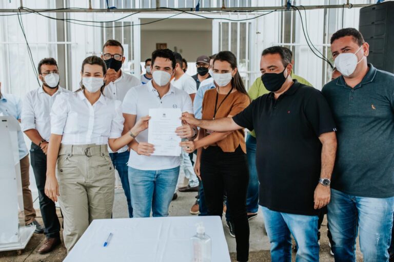 Hilda assina ordem de serviço para reforma da Praça do Gomes