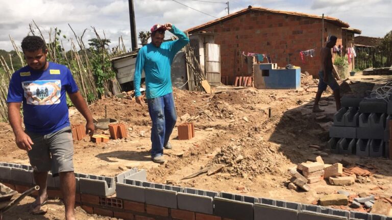 Populares iniciam reconstrução de casa destruída pelas chuvas em Lagarto