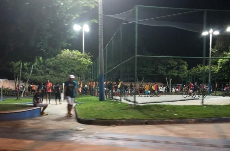 Aglomeração dispersada na Praça dos Três Poderes