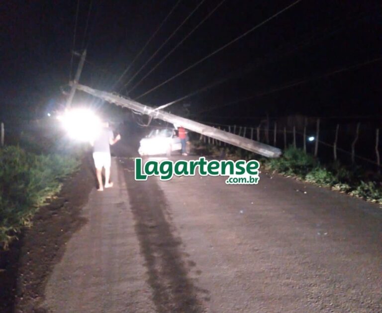 Carro derruba poste de eletricidade na nova entrada de Lagarto