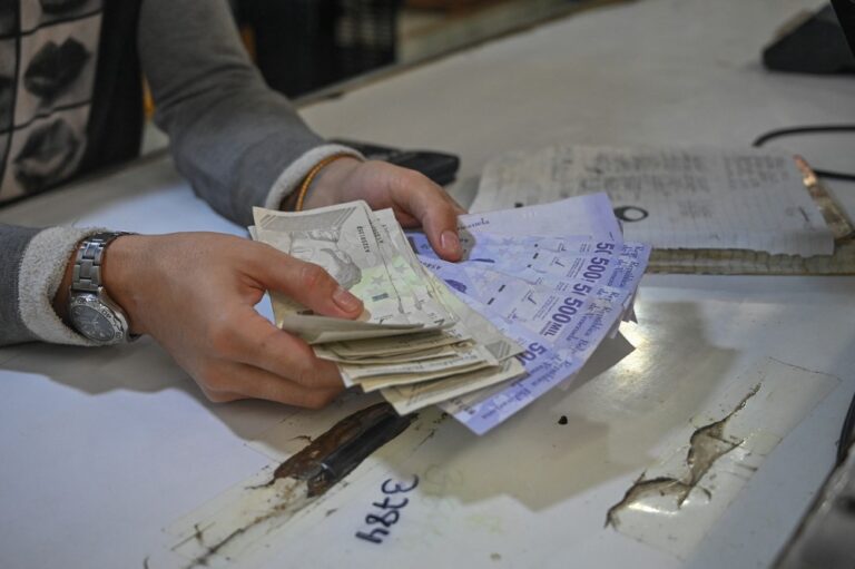 Venezuelanos correm para gastar dinheiro antes do corte de seis zeros na moeda nacional