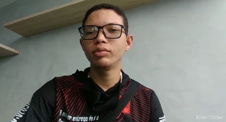 Após campanha, jovem entregador de Lagarto ganha moto e CNH