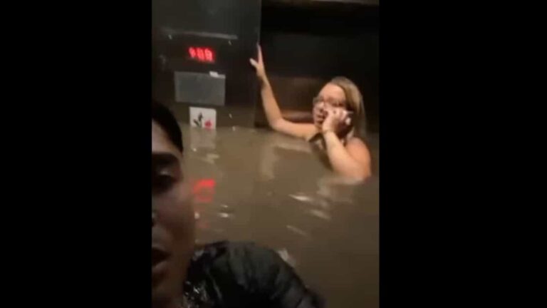 Amigos ficam presos em elevador inundado durante enchente