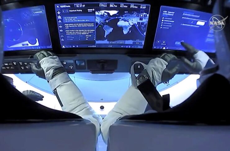 Os astronautas da NASA Robert Behnken e Douglas Hurley são vistos a bordo da espaçonave Dragon Endeavor da SpaceX, em 2 de agosto de 2020, nesta captura de tela tirada de um vídeo