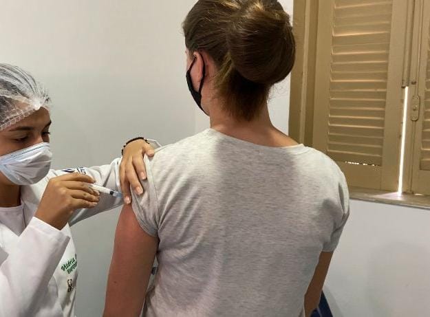 Com doses da Pfizer, vacinação dos adolescentes continua em Lagarto