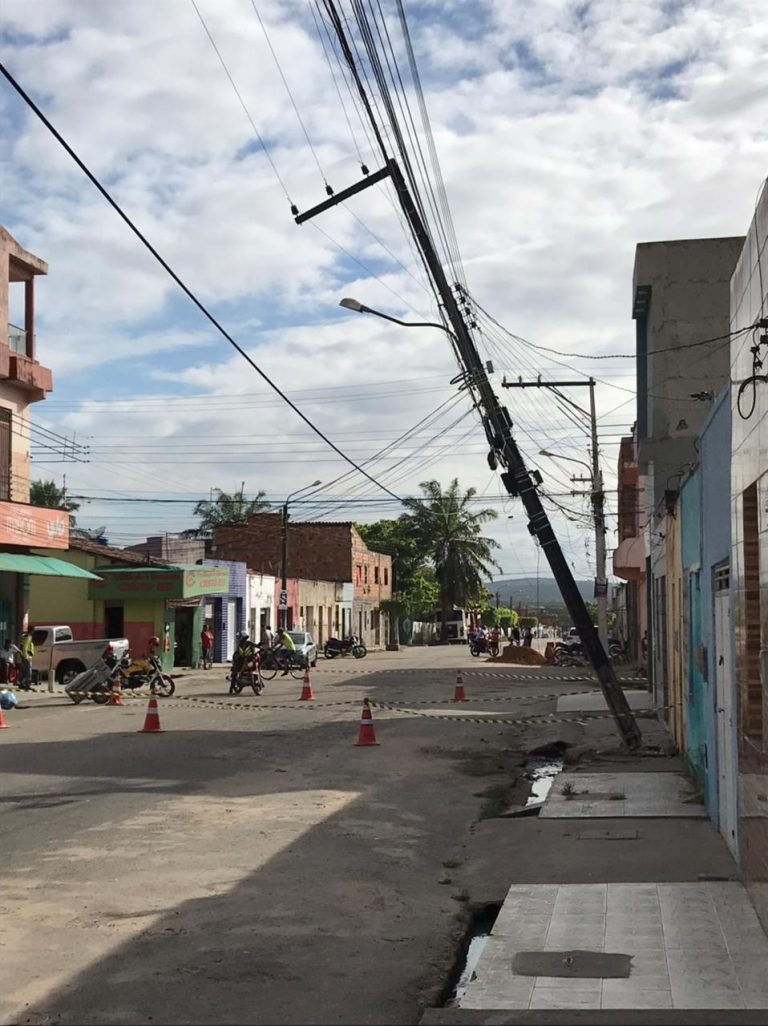 Carro colide contra poste e deixa casas sem energia em Lagarto