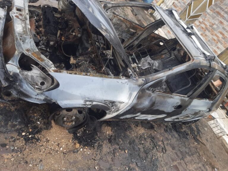Carro incendia dentro de residência em Lagarto