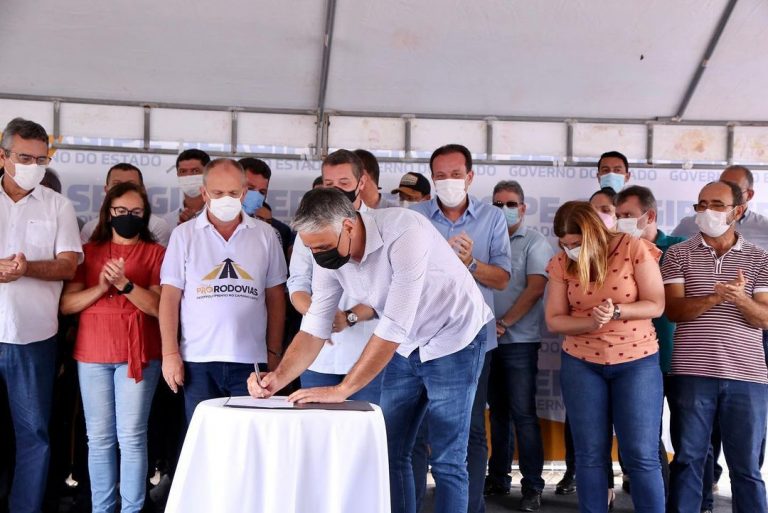Fábio Reis participa de assinaturas de ordens de serviço para obras em rodovias sergipanas