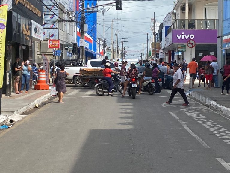 Pedindo para trabalhar, feirantes fecham ruas do centro de Lagarto