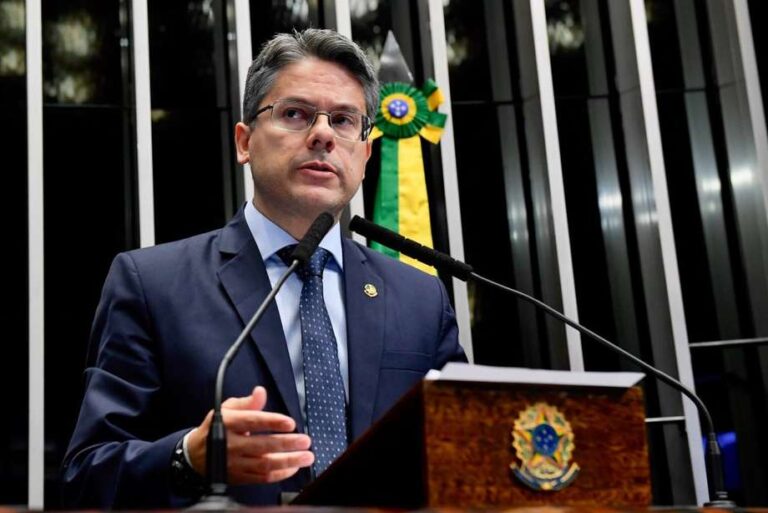 Senador Alessandro Vieira declara voto em Lula para presidente
