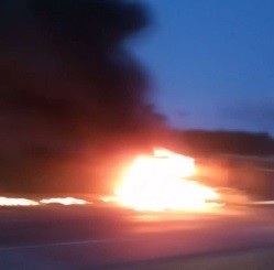Carreta descarregada pega fogo na BR-101 em São Cristóvão