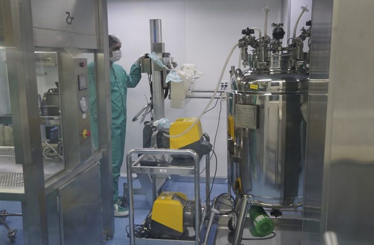 Fiocruz inicia envase do primeiro lote de IFA da vacina Covid-19