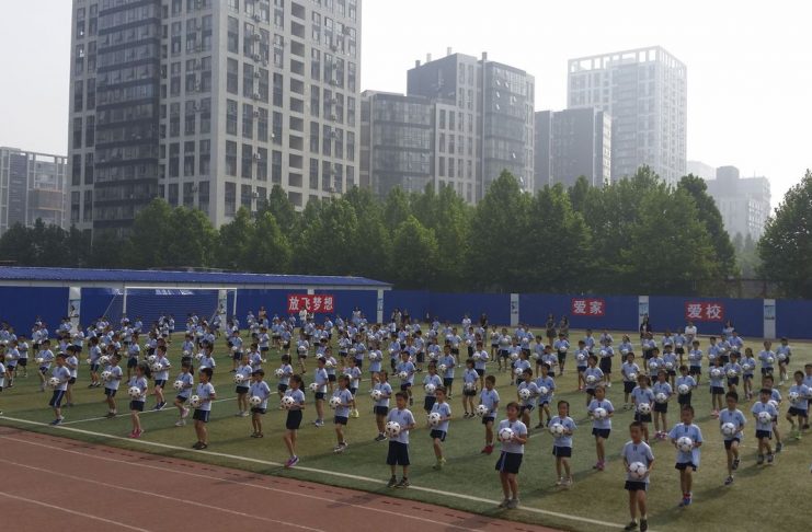 Pequim/China - Alunos da escola nº 1 de Sanlitun em Pequim treinam futebol (Ana Cristina Campos/Agência Brasil)