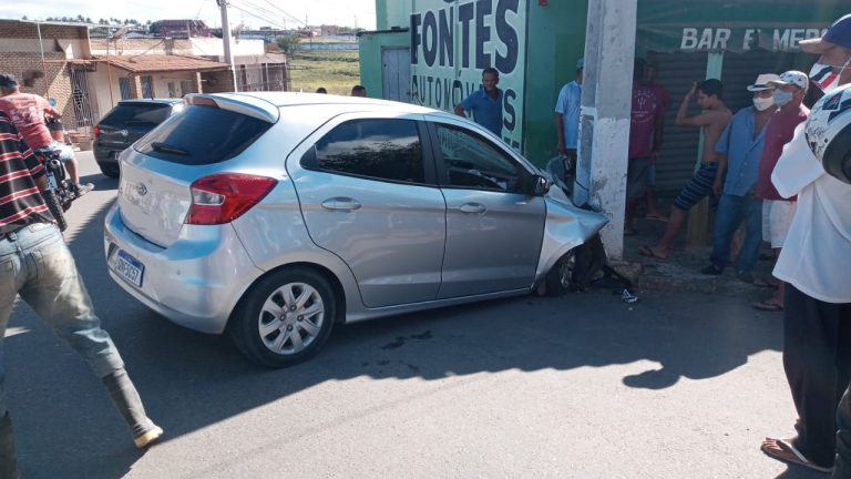 Carro colide contra poste no bairro Alto da Boa Vista em Lagarto