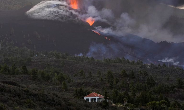 La Palma: lava aumenta e especialistas temem abertura de nova boca