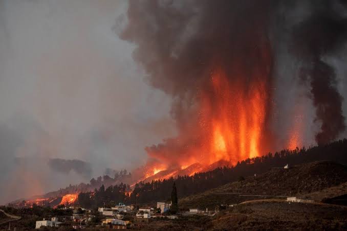 Cinzas de vulcão provocam fechamento do aeroporto de La Palma, na Espanha