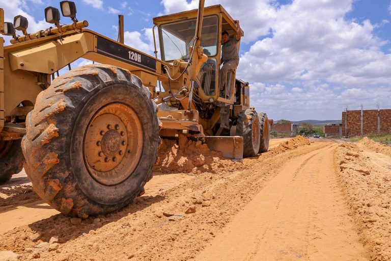 Prefeitura está preparando principal avenida do Santa Terezinha para receber pavimentação asfáltica
