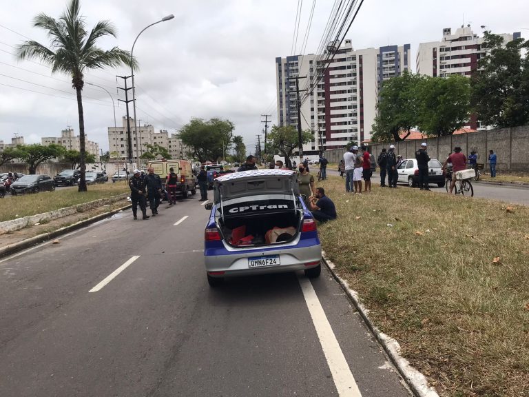 Veículo atropela ciclistas e mata uma mulher na Zona Sul de Aracaju