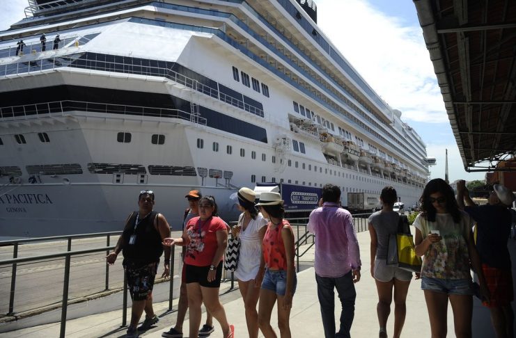 Transatlânticos chegam trazendo 20 mil turistas previstos para acompanhar o réveillon de Copacabana, movimenta o Terminal Internacional de Cruzeiros Pier Mauá, na zona portuária (Fernando Frazão/Agência Brasil)