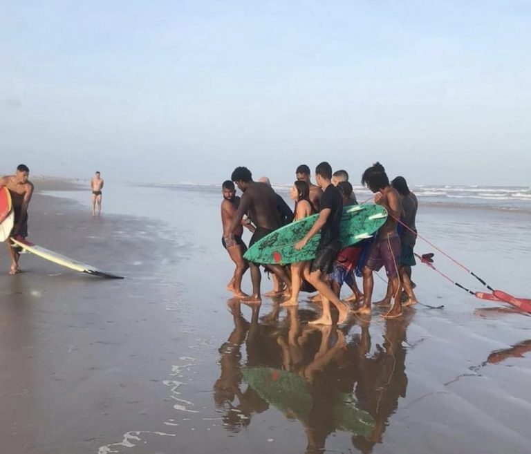 Paraquedista cai sobre o mar e morre na praia de Aracaju