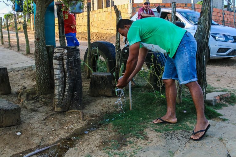 Mais de 100 famílias são beneficiadas com sistema de água em Simão Dias
