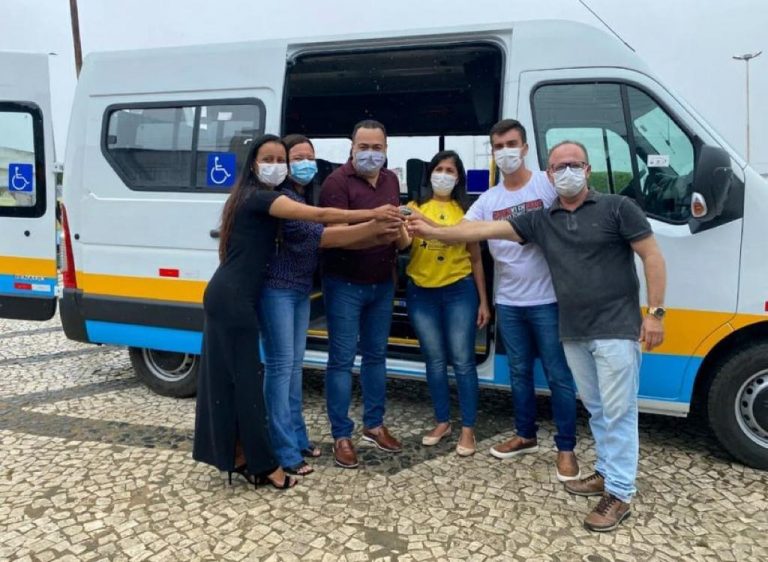 Prefeita Simone consegue duas vans para a Saúde de Riachão do Dantas