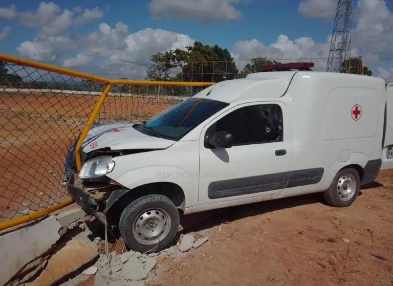 Ambulância com mãe e criança é alvejada e motorista fica ferido em Maruim