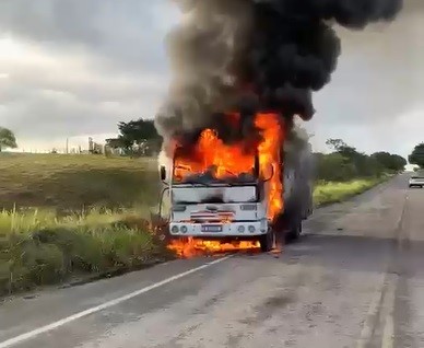 Caminhão pega fogo próximo ao povoado Quilombo, em Lagarto
