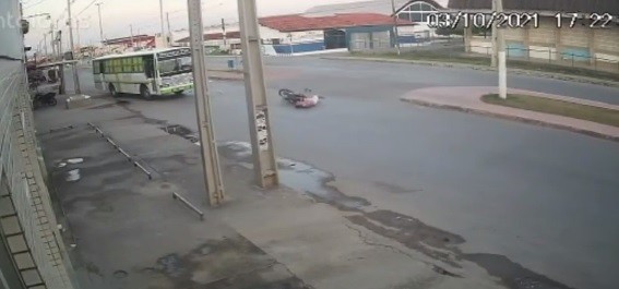 Motociclista fica gravemente ferido após colidir contra ônibus em Tobias Barreto