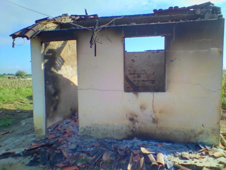 Casa é incendiada e dona do imóvel acredita que tenha sido criminoso