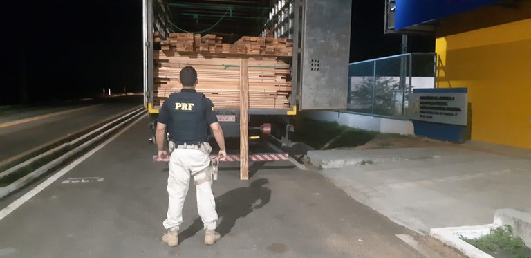 Carga de madeira que seguia para Tobias Barreto é apreendida no Piauí
