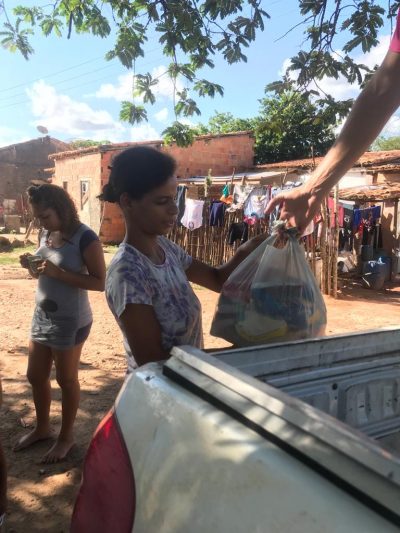 Prefeitura realiza entrega de alimentos e acompanhamento técnico na comunidade das 11 Casas