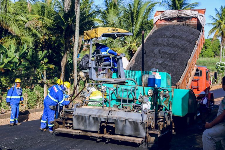 Prefeitura está pavimentando a Rua Dr. Evandro, no Bairro Pratas