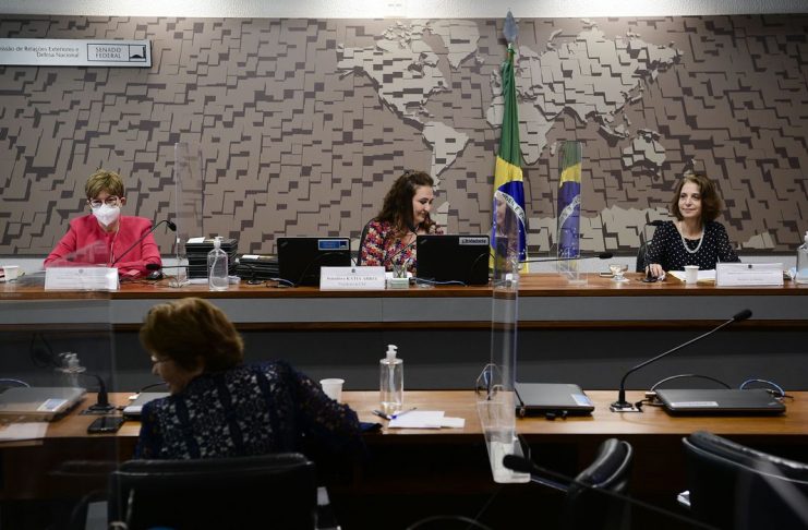 Comissão de Relações Exteriores e Defesa Nacional (CRE) realiza sabatina de embaixadores indicados para Suíça, Suécia, Hungria, Namíbia, Portugal, China, Espanha, Colômbia e Equador. 

À mesa:
indicada para exercer o cargo de embaixadora do Brasil na Confederação Suíça e, cumulativamente, no Principado de Liechtenstein, Claudia Fonseca Buzzi; 
presidente da CRE, senadora Kátia Abreu (PP-TO), conduz reunião;
indicada para exercer o cargo de embaixadora do Brasil na República da Namíbia, Vivian Loss Sanmartin. 

Foto: Pedro França/Agência Senado