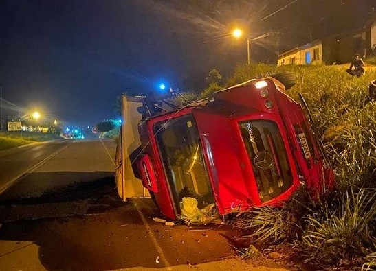 Caçamba carregada de massa asfáltica tomba em Salgado