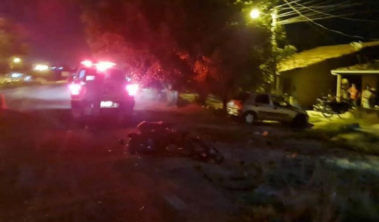 Grave acidente: Carro colide contra motoneta no povoado Queiroz