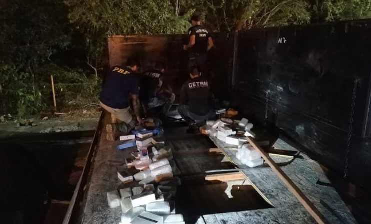 Aparelhos estavam escondidos no assoalho abaixo dos sacos de farinha
