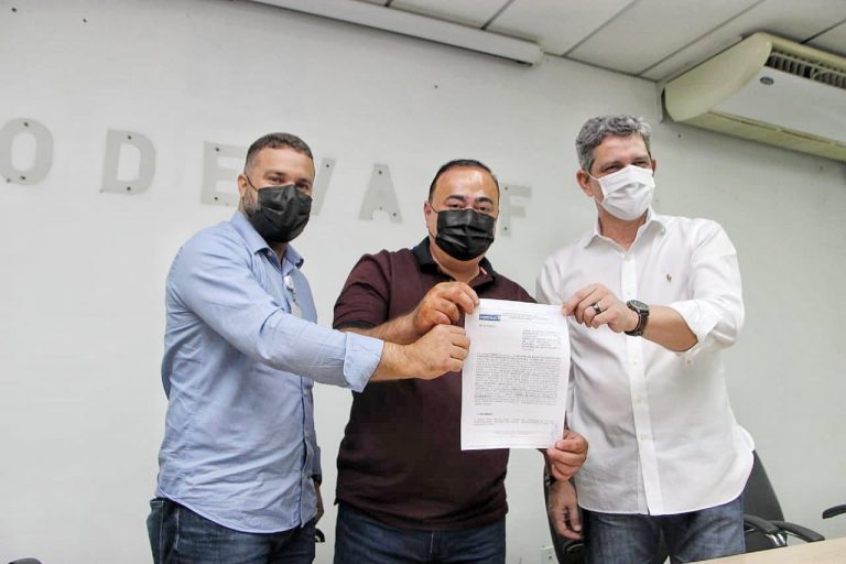 Prefeitura de Simão Dias recebe máquina patrol da Codevasf