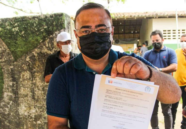 Cristiano Viana assina Ordem de Serviço para reformar escola do povoado Salobra