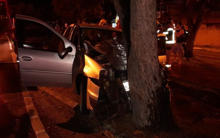 Homem morre após perder controle do carro e bater contra árvore em Aracaju