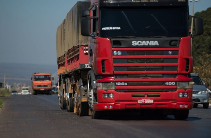 BRASÍLIA, DF, BRASIL,  01-07-2014, 11h30: Caminh'oes trafegam pela BR-040.  (Foto: Marcelo Camargo/Agência Brasil)