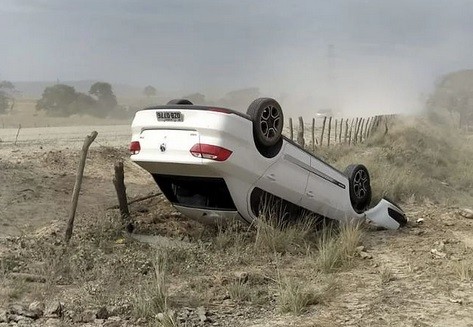 Carro com placa de Lagarto capota entre Itabaiana e Campo do Brito