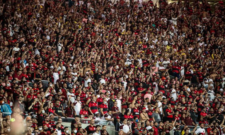 Flamengo é denunciado no STJD por canto homofóbico em jogo com Grêmio