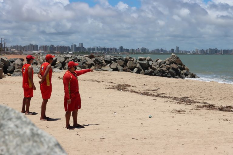 Novas faixas de areia em praia de Aracaju geram risco de afogamentos