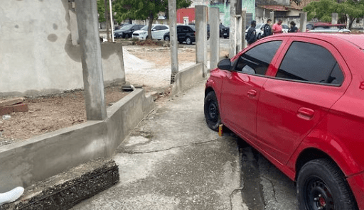 Motorista embriagado bate em muro de hospital